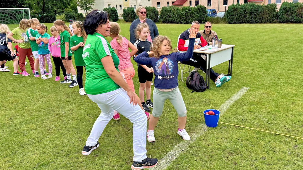 Sportlehrerin Jacqueline Meißner (im Vordergrund) motiviert, gibt Hilfestellungen und schickt die Sprinter auf die Reise.
