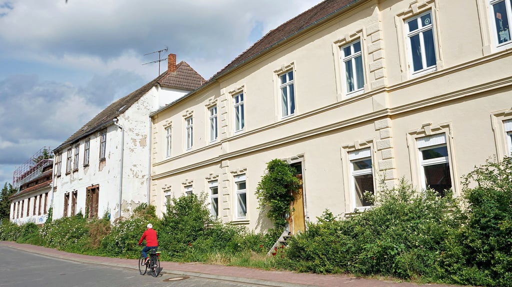 Die Fassade des alten Herrenhauses, Burgstraße 5 (r.), zeigt: Im Haus lebt eine Familie. Die Häuser 5a und 5 b sollen ebenfalls erhalten werden.