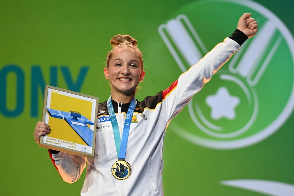 Karina Schönmaier jubelt über ihre Goldmedaille.