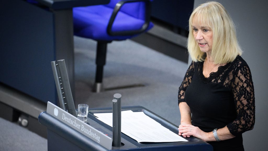 Christina Baum (AfD) spricht in einer Plenarsitzung im Deutschen Bundestag.