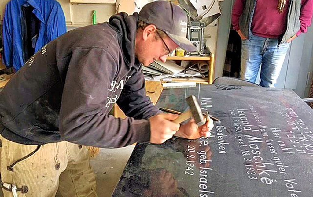 In der Bernburger Werkstatt von Steinmetz Steinbach wurden die Grabstein-Gravurarbeiten erledigt.