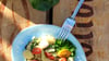 Bunt gemischt: Die Gnocchi werden mit Pak Choi, Cockteiltomaten und Kokosmilch zubereitet.