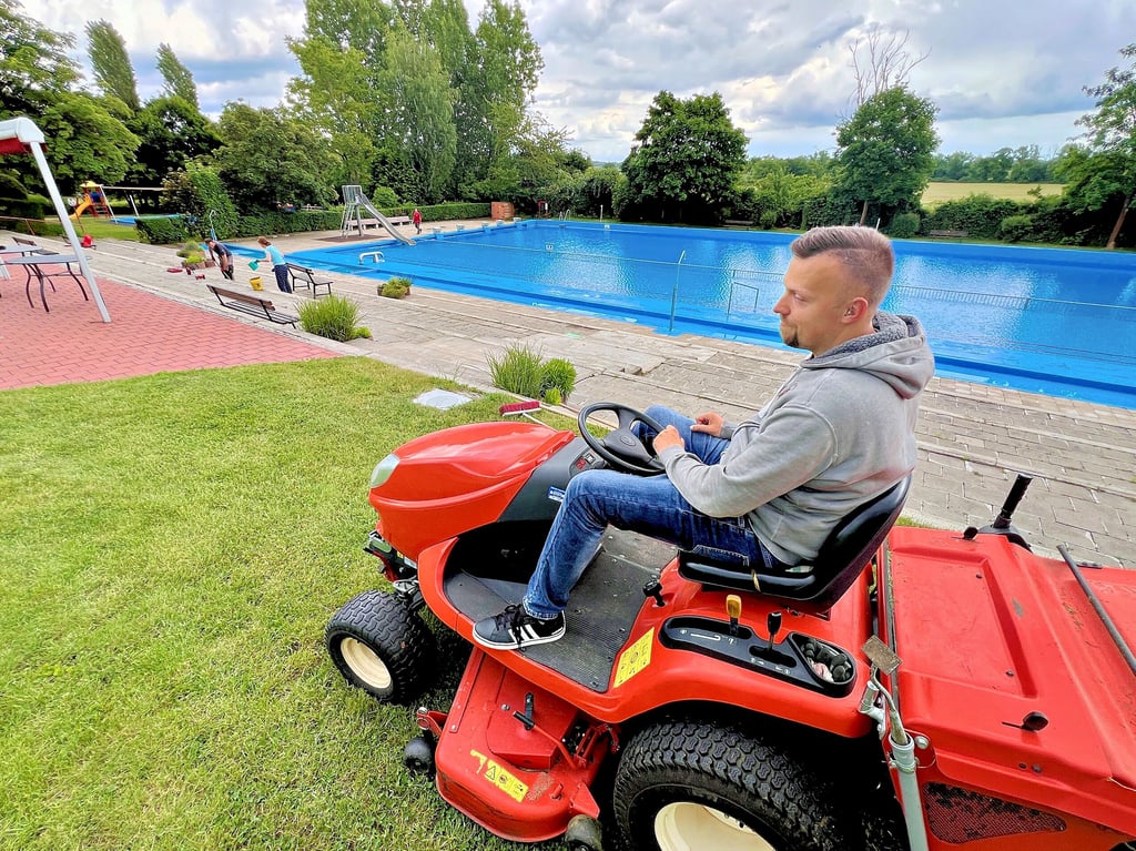 Das Wasser ist in den Becken, die letzten Vorbereitungen laufen – einer Eröffnung des Freibades Nienburg steht nichts mehr im Wege.