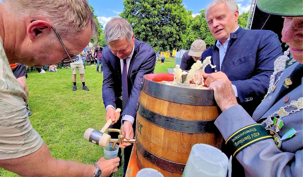 Mit dem Anstich eines Bierfasses wurde das dreitägige Gildefest der Ascherslebener Kaufmannsgilde am Freitag eröffnet.