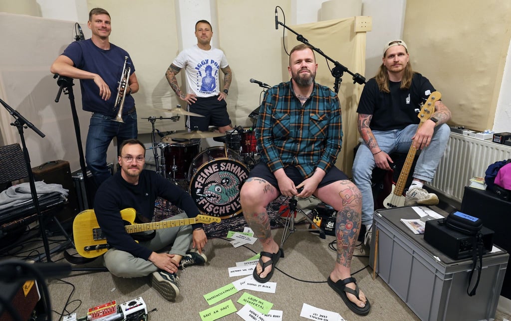 Max Bobzin, Hauke Segert, Olaf Ney, Jan „Monchi“ Gorkow und Kai Irrgang (l-r) von der Band Feine Sahne Fischfilet in ihrem Proberaum.