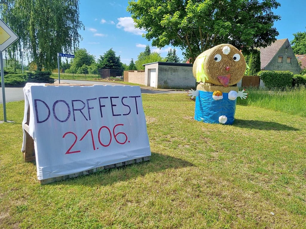 Mit Strohpuppen machen die Borgesdorfer auf ihr Jubiläum aufmerksam, das am 21. Juni gefeiert werden soll.