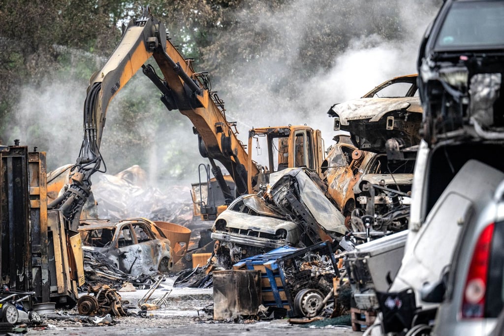 Der Brand auf einem Recyclingbetrieb in Hatten ist möglicherweise durch fahrlässige Brandstiftung entstanden. (Archivbild)