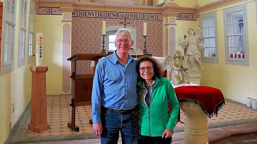 Jim und Lori Eggert in der St. Cyriakus-Kirche in Mittelhausen.