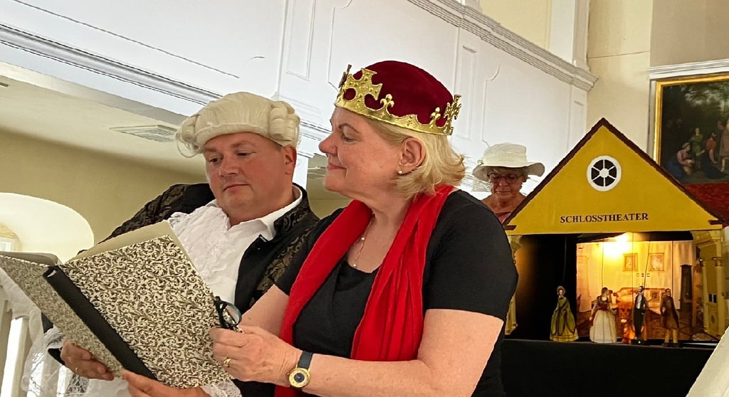 Bettina Fügemann und Uwe Czihal bei den Proben zum Papiertheater "Besuch bei Hofe", bei dem auch Rita Gluth, Claudia Czihal, Steffen Moh und Detlef Heydecke mitwirken.