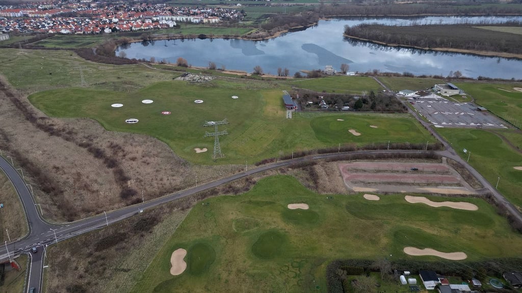 Blick auf den Golfplatz und den Hufeisensee in Halle.