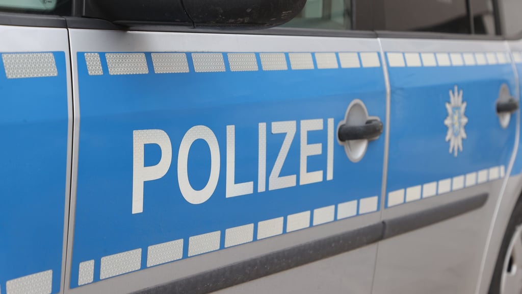 Nach einem Diebstahl aus einer Drogerie in Wolfen im November 2024 fahndet die Polizei nach den Tätern. Ein Mann wurde bereits gefasst.