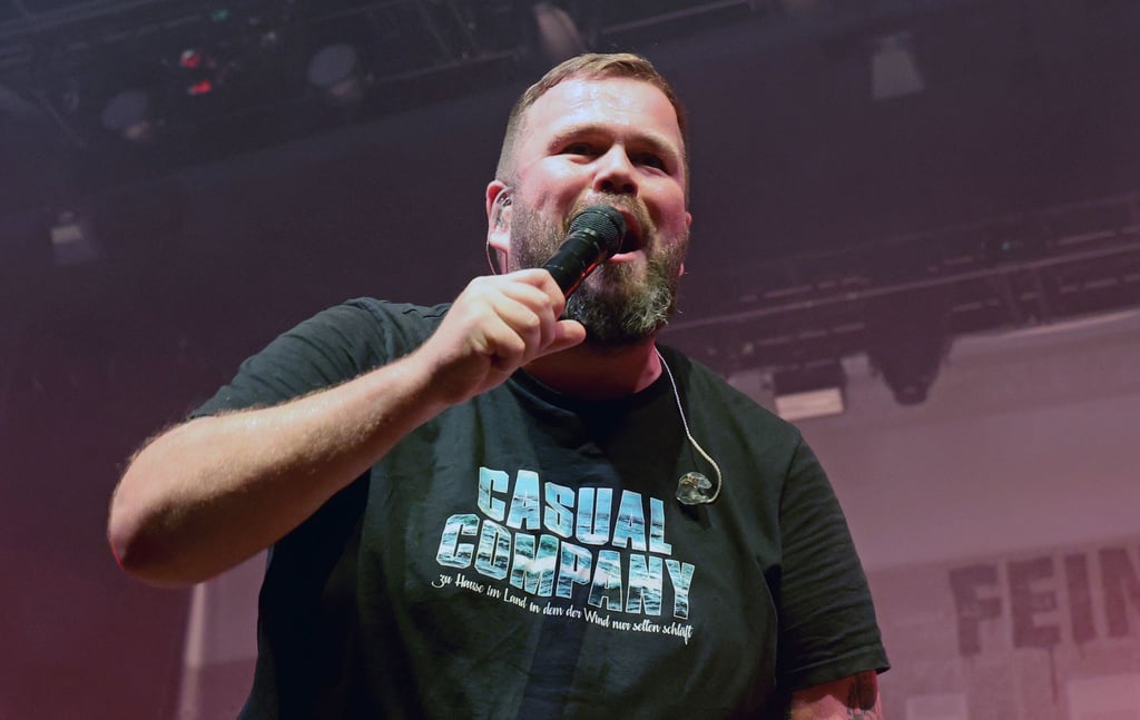 Jan „Monchi“ Gorkow, Frontmann von Feine Sahne Fischfilet, wählt oft deutliche Worte. (Archivbild)