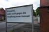Erst vor wenigen Tagen sind diese ehemaligen Werbeschilder an der B71 zu Protestschildern umfunktioniert worden. Die besorgten Bürger wollen weitermachen.
