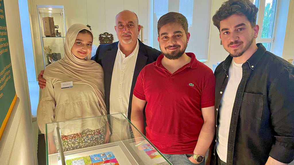 Der Vater und die beiden Brüder sind stolz auf ihre Schwester Zeina Alawak. Sie hat die Sonderausstellung entworfen.