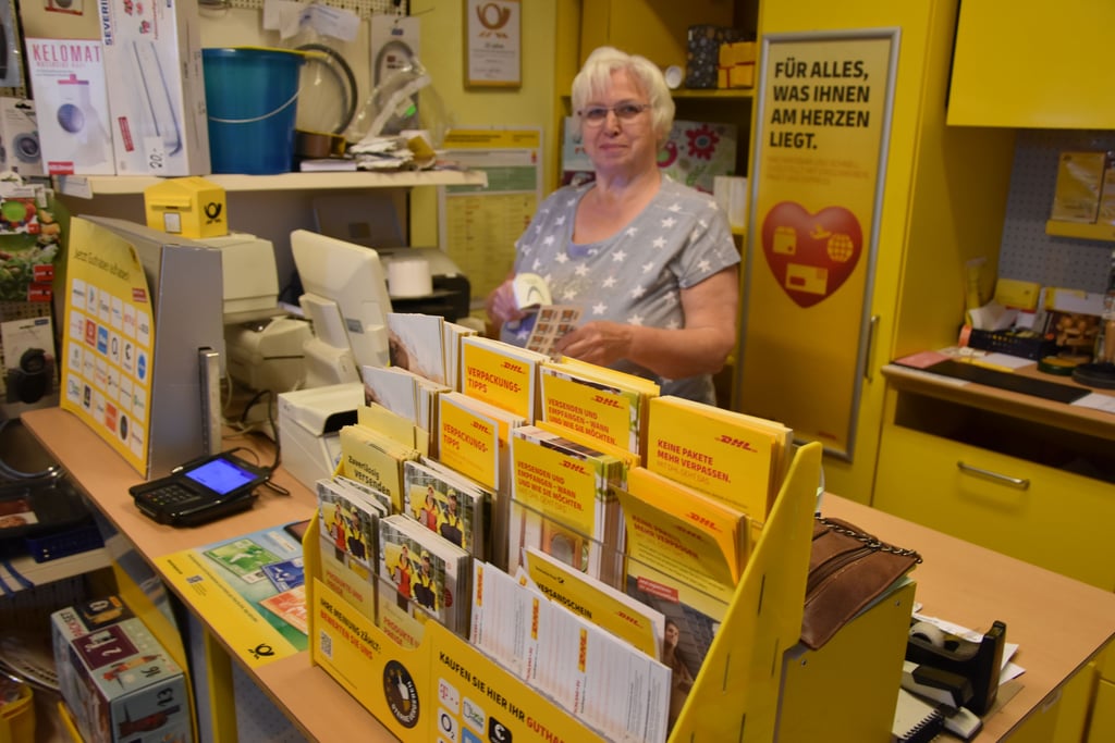 Doris Frenzel in ihrem Geschäft in Kalbe, in dem sie seit 1998 auch Postdienstleistungen anbietet. Noch!