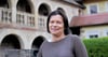 Ivonne Ihle steht in dem über prächtige historische Arkaden verfügenden Innenhof ihres Nebraer Wohngebäudes.