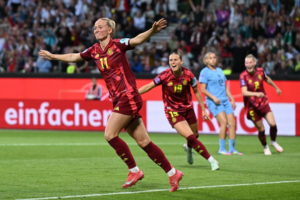 DFB-Torjägerin Lea Schüller lässt sich feiern