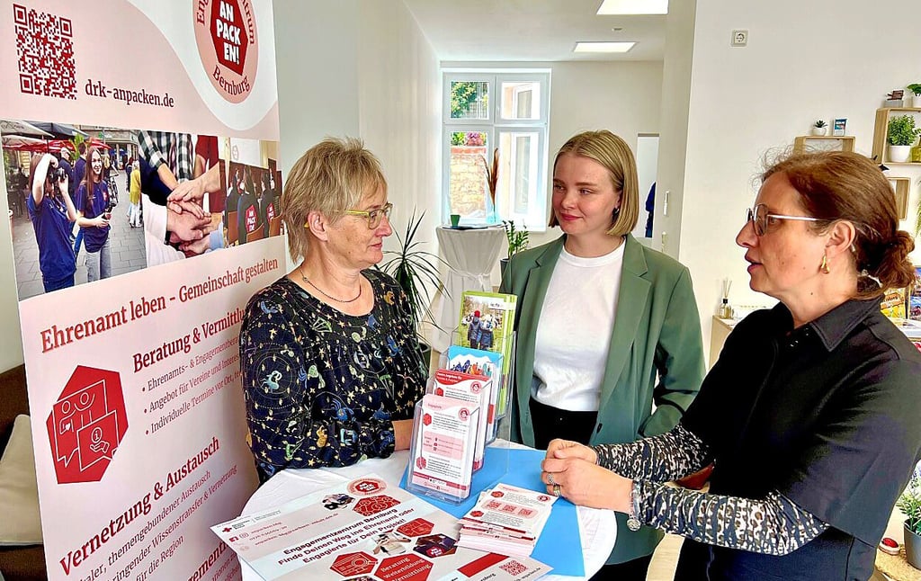 OB Silvia Ristow (li.) unterhält sich zur Eröffnung mit Projektleiterin Cécilia Kampschulte (Mitte) und Katja Fischer vom DRK-Landesverband.