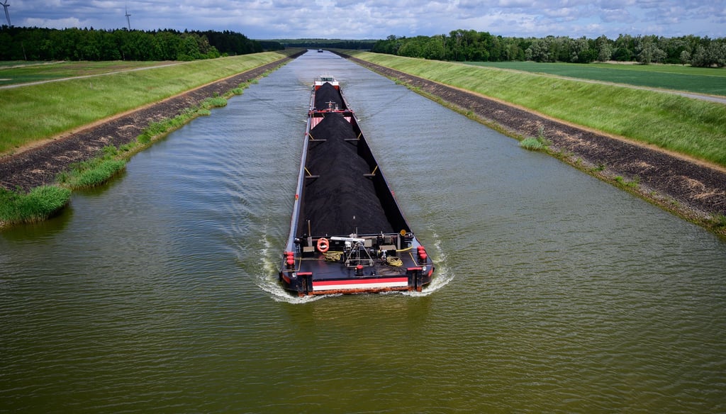 Mit 2.500 Tonnen Kohle an Bord fährt die „Niedersachsen 2“ ferngesteuert durch den Elbe-Seitenkanal. Der Kapitän sitzt 400 Kilometer entfernt.