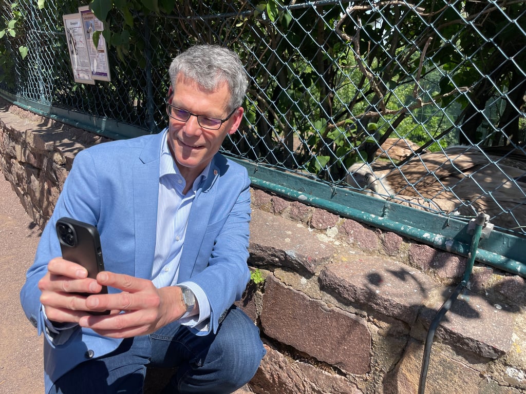 Selfie mit Geier: Halles Bürgermeister und Finanzdezernent Egbert Geier übernimmt die Patenschaft für zwei Gänsegeier im Bergzoo Halle. Geierdame Pepita nimmt die Foto-Session gelassen.