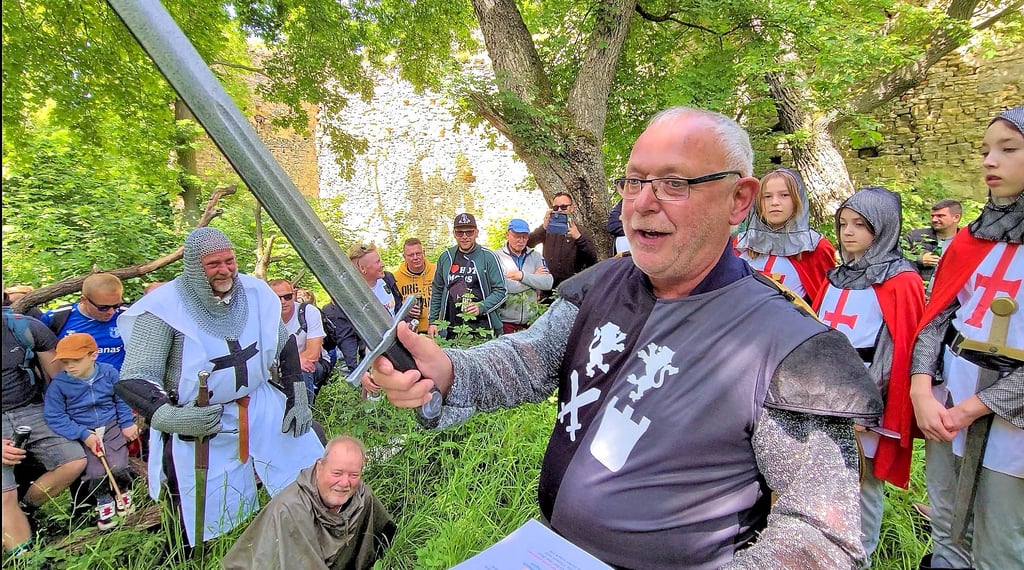 Egbert Lammert hat viele Vierzeiler über die Ritter von Knesebeck gereimt und zeigt mit seinen Freunden an der Domburg ein kleines Historienspiel.