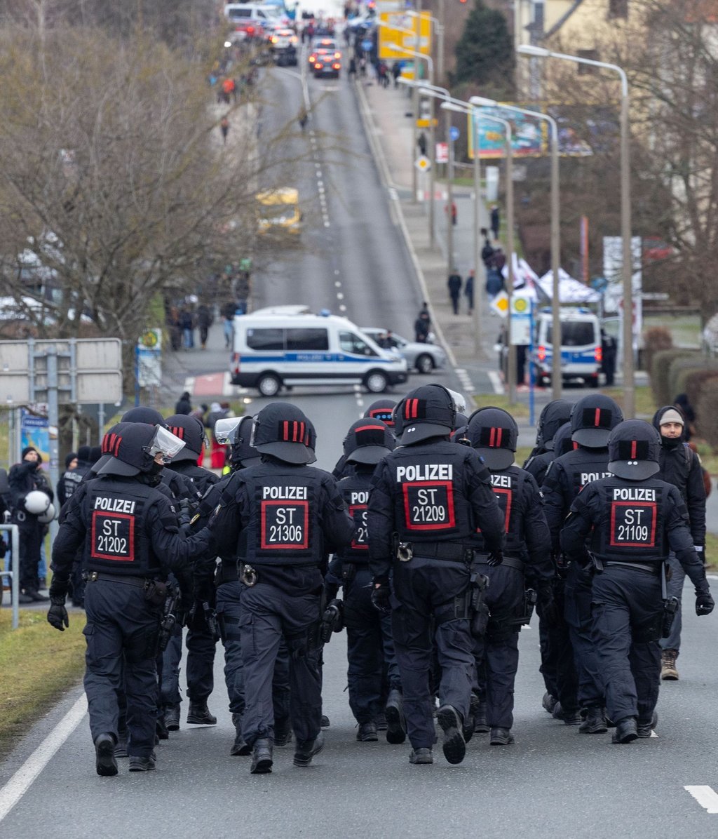 Wegen eines Bengalos-Wurfs auf Polizisten ist Anklage gegen einen 26-Jährigen erhoben worden. (Archivbild)