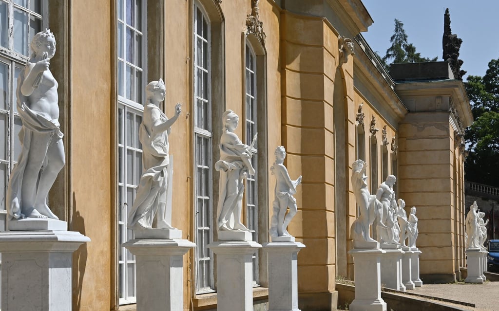 Zum 20. Jubiläum des Unesco-Welterbetages stehen um 11.00 Uhr und um 14.00 Uhr kostenfreie Familienführungen durch die Neuen Kammern von Sanssouci auf dem Programm in Potsdam. (Archivfoto)