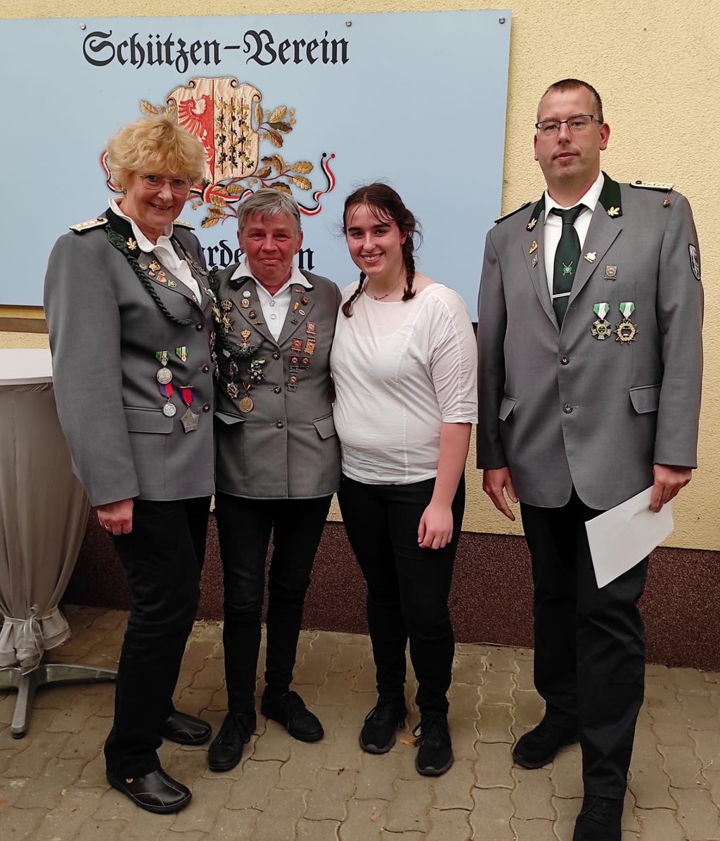 Die Schützenkönigin Elke Kiemann mit Christiane Weiß-Carle und Samira Kiemann