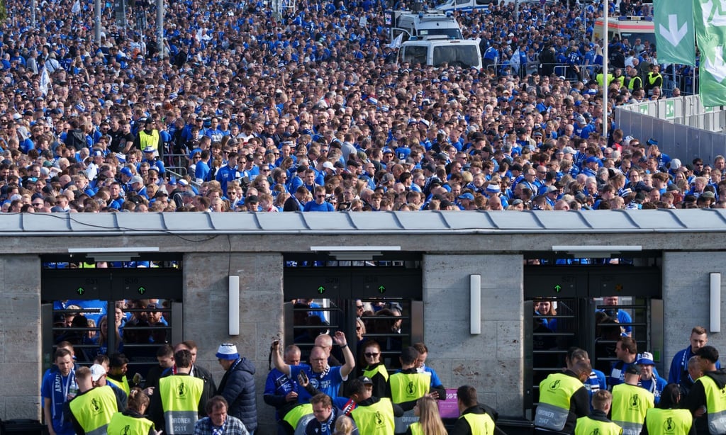Die Probleme beim Einlass der Bielefeld-Fans werden aufgearbeitet, kündigte der Berliner Senat an.