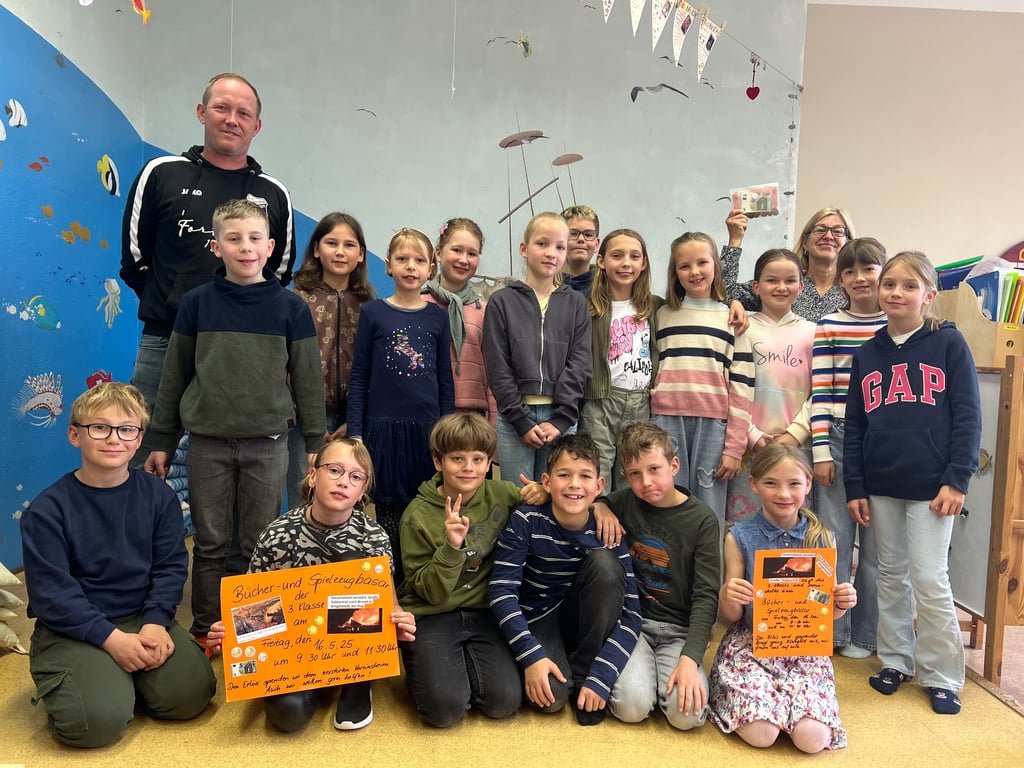 Die dritte Klasse der Wehrstedter Grundschule mit Fortuna-Trainer Sebstian Nowack und Lehrerin Beatrix Maurer.
