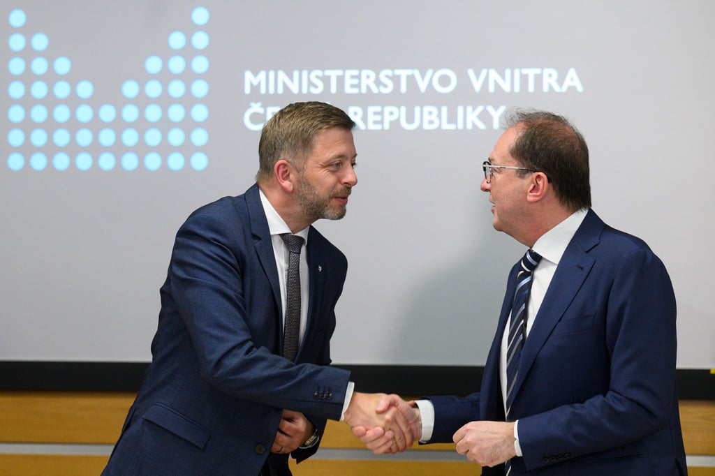 Tschechiens Innenminister Vit Rakusan empfängt Bundesinnenminister Alexander Dobrindt bei einer Pressekonferenz nach ihrem Treffen.
