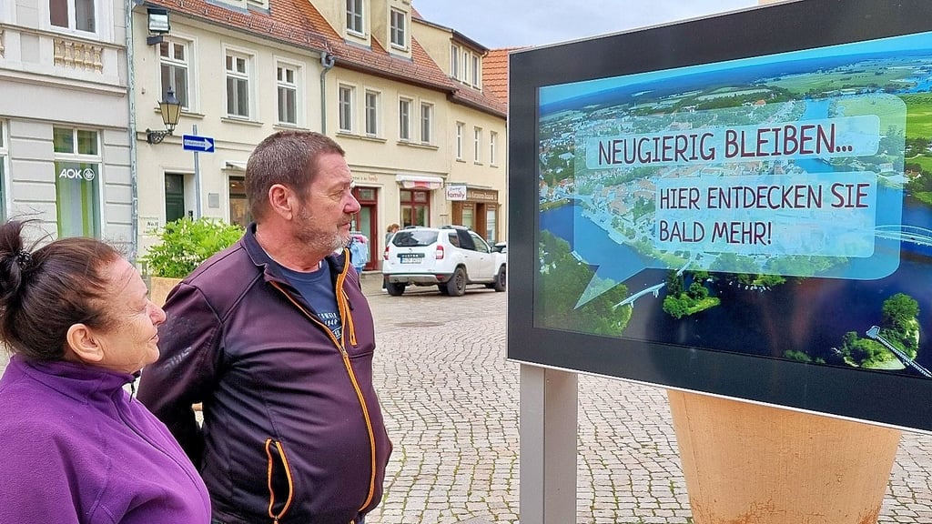 Sybille und Helmut Draber schauen sich auf dem Markt in Havelberg die neue multimediale Infotafel an.