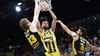 Norris Agbakoko (M) kann sich gut unterm Korb durchsetzen