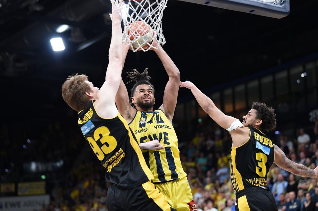 Norris Agbakoko (M) kann sich gut unterm Korb durchsetzen