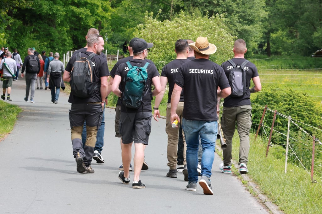 Spaziergänger an Christi Himmelfahrt im Thüringer Mühltal. In Thüringen gab es am Feiertag viele Feiern und Veranstaltungen. (Symbolbild)