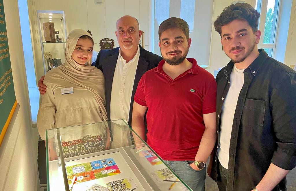 Der Vater und die beiden Brüder sind stolz auf ihre Schwester Zeina Alawak. Sie hat die Sonderausstellung entworfen.