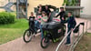 Die jungen Bewohner des Hauses Markus der Evangelischen Stiftung Neinstedt freuen sich, mit dem Lastenfahrrad mit Elektroantrieb und der Rikscha unterwegs sein zu können.
