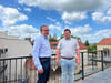 Tobias (links) und Sohn Simon Krüger auf der großen Dachterrasse mit Blick zum Domplatz und der Liebfrauenkirche.