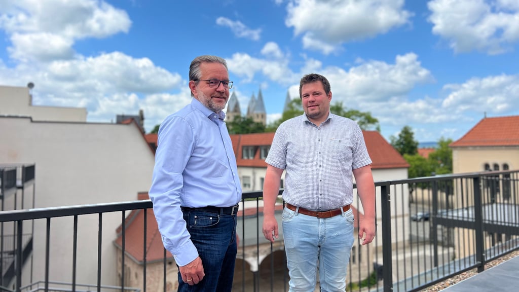 Tobias (links) und Sohn Simon Krüger auf der großen Dachterrasse mit Blick zum Domplatz und der Liebfrauenkirche.