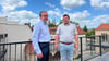Tobias (links) und Sohn Simon Krüger auf der großen Dachterrasse mit Blick zum Domplatz und der Liebfrauenkirche.