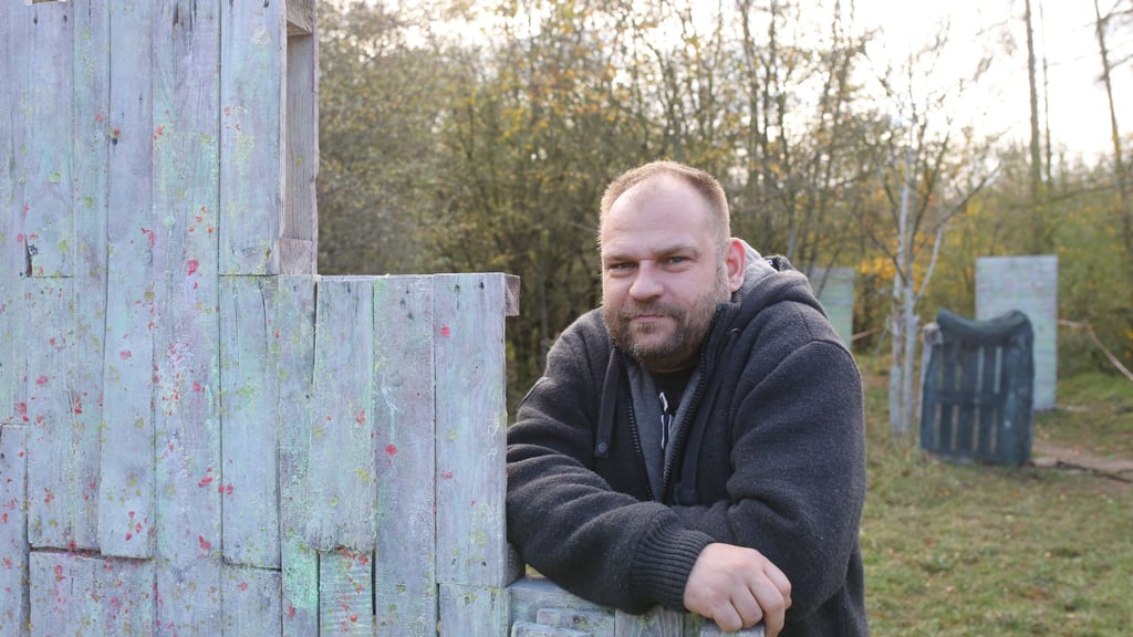 Marco Winkler, Betreiber der Paintballanlage "Harlekin" in Schönebeck, will ein neues Areal für seine Angebote schaffen. Doch das Tempo der Baubehörde des Salzlandkreises bremse sein Vorhaben aus.