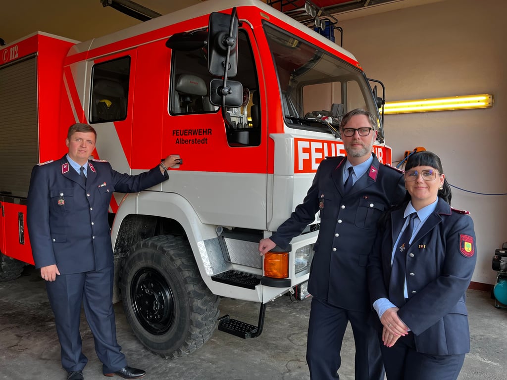 Führungswechsel in der Freiwilligen Feuerwehr Alberstedt: Sebastian List (l.), der viele Jahre die Wehr leitete, mit dem neuen Ortswehrleiter Matthias Hartkopf und dessen Stellvertreterin Jacqueline Kaiser.