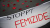 Ein Banner mit der Aufschrift „Stoppt Femizide“ hängt vor roten Schuhen zum Internationalen Tags für die Beseitigung von Gewalt gegen Frauen. (Archivbild)