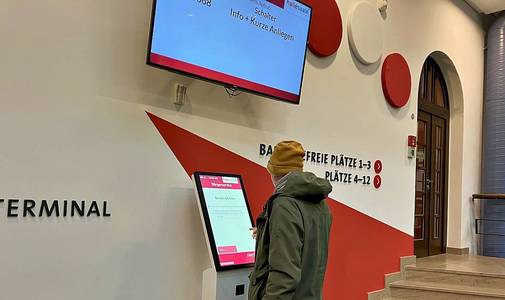 Check-In-Terminal beim Bürgerservice im Ratshof: Bis zum Termin dauert es oft Monate. Das löst Frust aus.