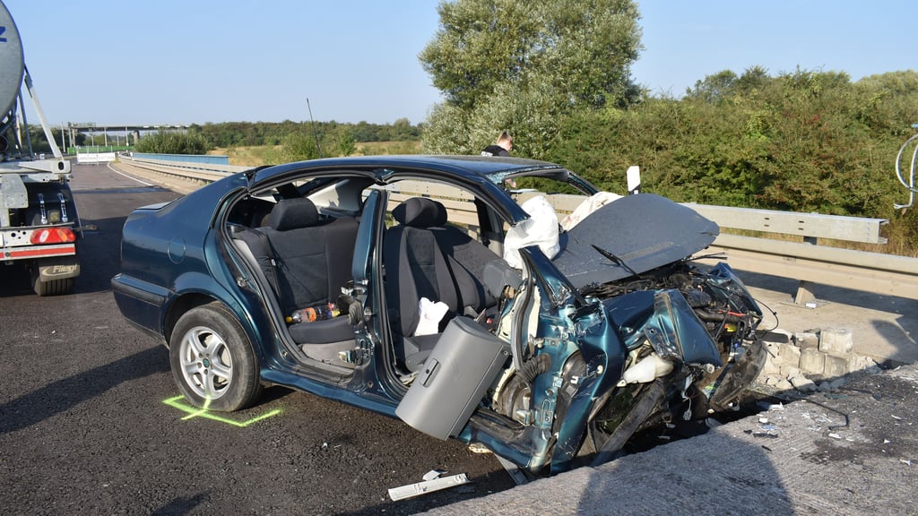Im September prallte ein 35-Jähriger mit seinem Skoda gegen die angehobene Fahrbahn einer Brückenbaustelle nahe Oebisfelde.