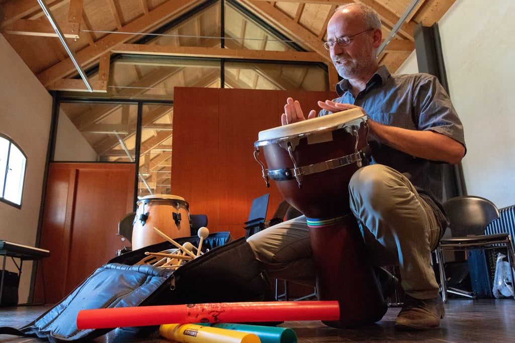 Peter Grunwald, Direktor der Landesmusikakademie im Kloster Michaelstein bei Blankenburg im Harz, weckt nicht nur mit Drumcircle Neugier und Freude am gemeinsamen, aktiven Musikerlebnis, sondern auch mit einem Offenen Singen. Am 2. Juni 2025 wird der Projektchor online gehen und Teilnehmer des Kulturprojektes "Die Gute Stunde" zum gemeinsam Singen einladen.