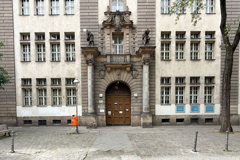 An der Carl-Bolle-Grundschule soll ein Lehrer wegen seiner Homosexualität monatelang gemobbt worden sein. (Archivbild)