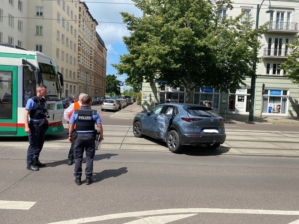 Bei dem Unfall in der Otto-von-Guericke-Straße wurde das beteiligte Auto stark in Mitleidenschaft gezogen.