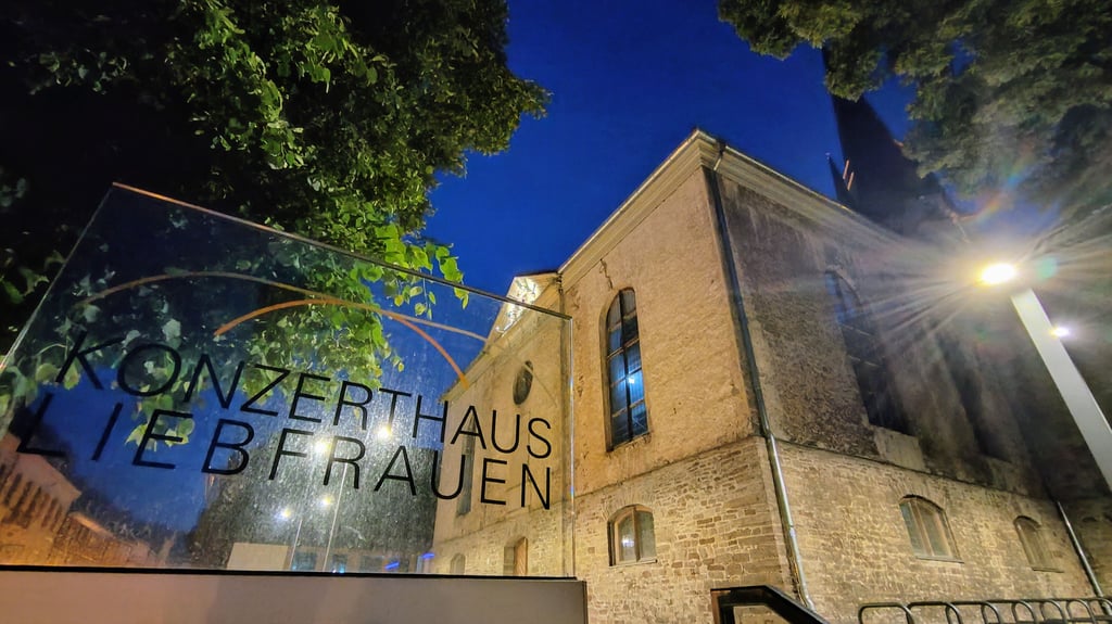 Das Konzerthaus Liebfrauen in Wernigerode mit nächtlicher Beleuchtung.