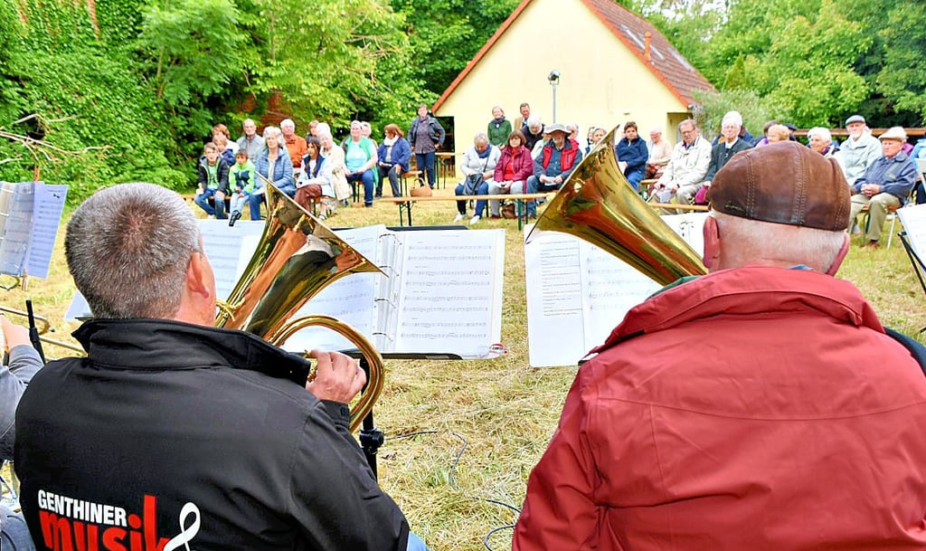 Posauenbläser aus Genthin und von der Stremme begleiteten den Gottesdienst unter freiem Himmel in Bergzow.